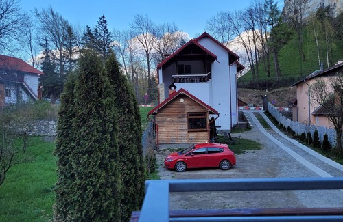 Bran Casa | Cozy house, 5 minutes away from Bran Castle, the price is per room, per night.