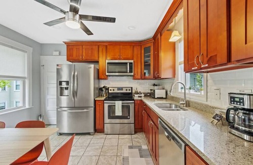 South Side Casa | Cozy house close to Brandeis, Bentley, Moody St