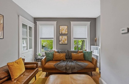 South Side Casa | Cozy house close to Brandeis, Bentley, Moody St