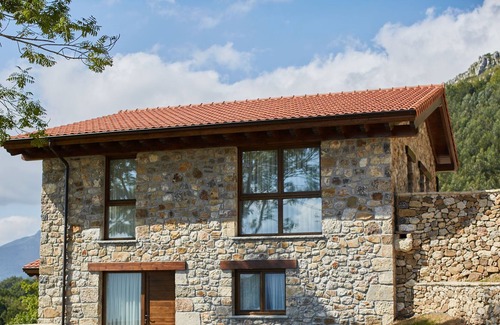 Collia Villa | Acogedora casa dividida en apartamentos, en Cangas de Onís