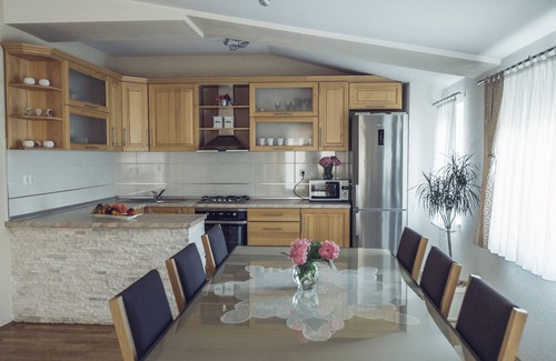 Imotski Villa | ACOGEDOR PISCINA CLIMATIZADA, CERCA DE LA PLAYA EN EL CONDADO DE SPLIT