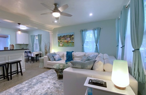 Gillespie Park Casa | Cozy house in a lush tropical setting with 50+ restaurant's in walking distance.