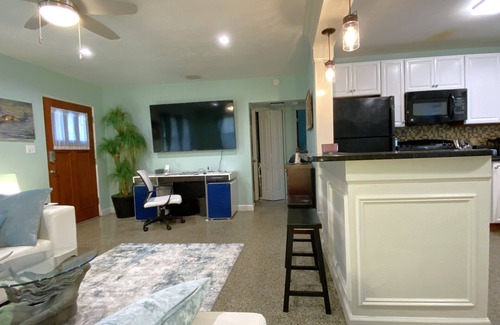 Gillespie Park Casa | Cozy house in a lush tropical setting with 50+ restaurant's in walking distance.
