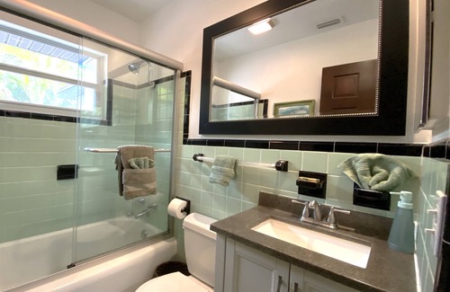 Gillespie Park Casa | Cozy house in a lush tropical setting with 50+ restaurant's in walking distance.
