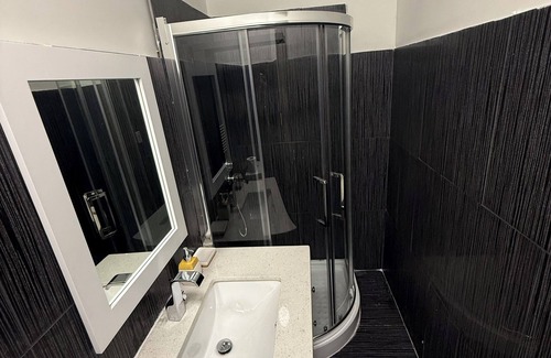 Oakridge Casa | Cozy house in charming Toronto with WiFi, AC