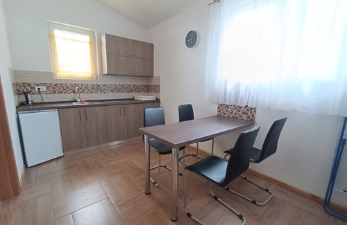 Susanj Casa | Acogedora casa en un pinar