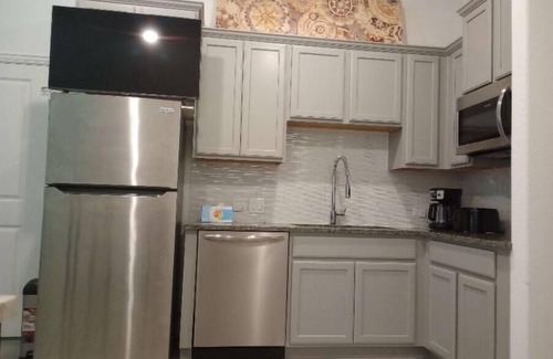 Richmond Casa | Cozy House in Richmond, Modern Amenities, Pet-Friendly, Community Pool and Gym!