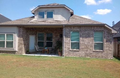 Richmond Casa | Cozy House in Richmond, Modern Amenities, Pet-Friendly, Community Pool and Gym!