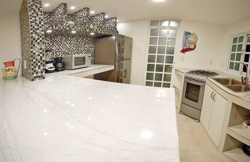 Granjas del Marqués Villa | Hermosa casa recién remodelada cerca de la playa.