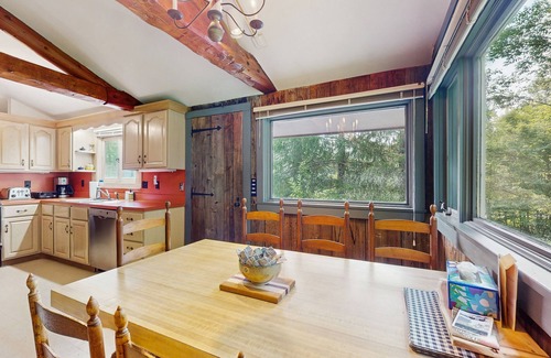 Warren Casa | Cozy house nestled in the woods w/ balcony, close to recreation, w/d, wifi, TV