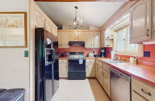 Warren Casa | Cozy house nestled in the woods w/ balcony, close to recreation, w/d, wifi, TV