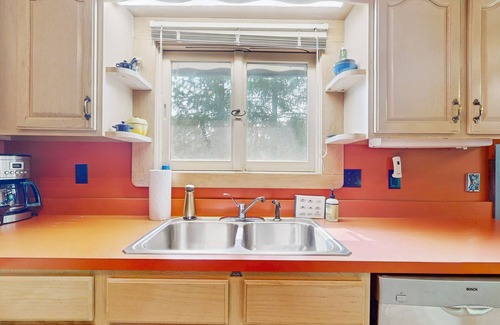 Warren Casa | Cozy house nestled in the woods w/ balcony, close to recreation, w/d, wifi, TV