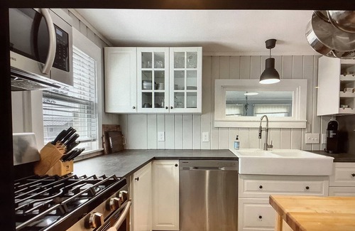 St. Albans Casa | Cozy house on Lake Champlain, sunsets, dog friendly, 1.5 bath, kayaks, mooring
