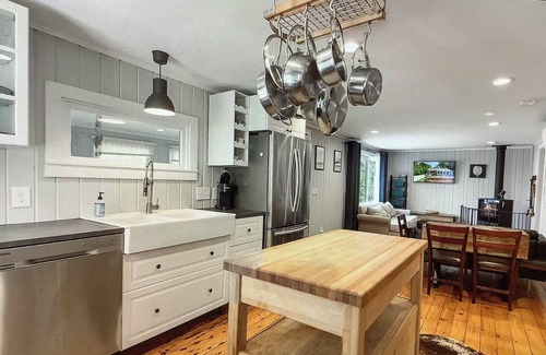 St. Albans Casa | Cozy house on Lake Champlain, sunsets, dog friendly, 1.5 bath, kayaks, mooring