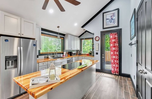 Greenville Casa | Cozy House on the Hill-Flexible Term for Traveling Professionals