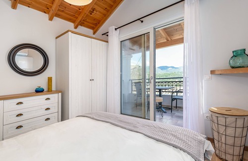 Liapades Casa | Cozy house on the village square, away from the crowds and yet right in the middle