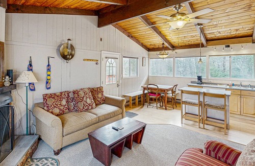 Wardsboro Casa | Cozy house w/ clubhouse heated pool, fireplace, balcony, jacuzzi, w/d, wifi