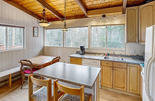 Wardsboro Casa | Cozy house w/ clubhouse heated pool, fireplace, balcony, jacuzzi, w/d, wifi