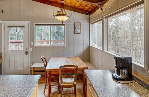 Wardsboro Casa | Cozy house w/ clubhouse heated pool, fireplace, balcony, jacuzzi, w/d, wifi