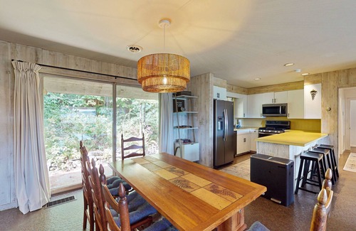 Jamaica Casa | Cozy house w/ mtn views, sauna, fire pit, BBQ, fireplace, w/d, deck, wifi, EV