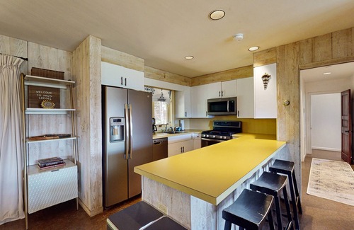 Jamaica Casa | Cozy house w/ mtn views, sauna, fire pit, BBQ, fireplace, w/d, deck, wifi, EV