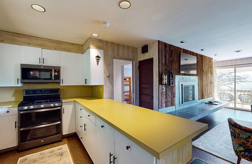 Jamaica Casa | Cozy house w/ mtn views, sauna, fire pit, BBQ, fireplace, w/d, deck, wifi, EV