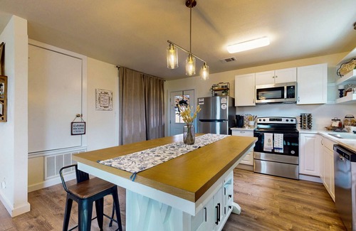 Buda Casa | Cozy house with full kitchen, hot tub, patio & WIFI, great central location