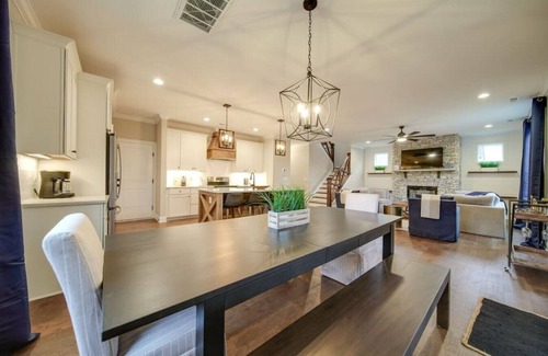 Belmont Casa | Cozy Immaculate 4-BR Modern Farmhouse Retreat