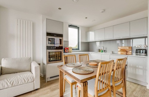Camden Town with Primrose Hill Apartamento | Cozy in Camden Town | Balcony