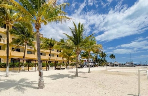 Puerto Juárez Apartamento | Cozy in hotel complex with beach
