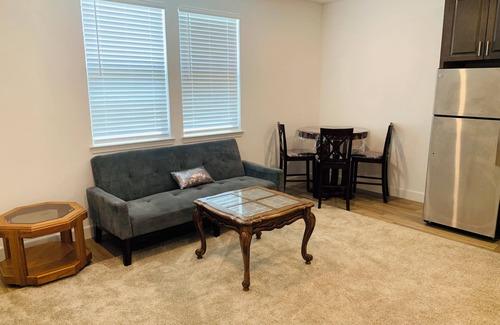 Antelope Casa | Cozy in law suite in Antelope with WiFi, AC, street parking, washer dryer