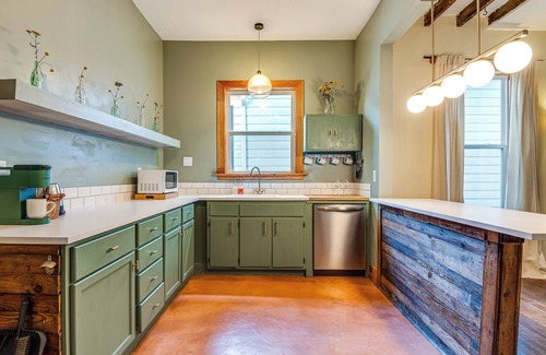 Fountain Square Cabaña | Cozy Indianapolis Vacation Rental w/ Micro Farm!