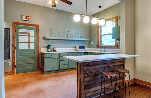 Fountain Square Cabaña | Cozy Indianapolis Vacation Rental w/ Micro Farm!