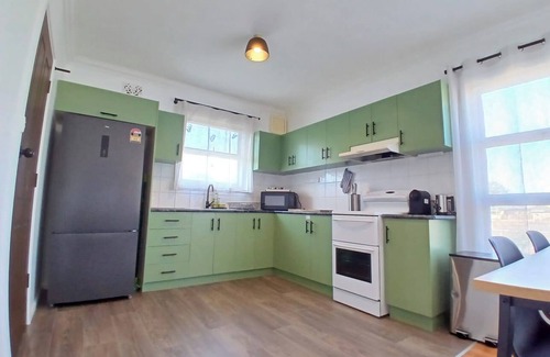 Whyalla Stuart Casa | Cozy industrial home with hot tub & fruit garden
