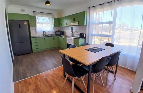 Whyalla Stuart Casa | Cozy industrial home with hot tub & fruit garden