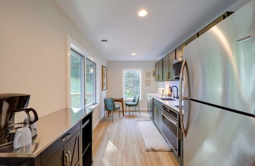 Bakersville Cabaña | Cozy & intimate cottage w/Luxurious Hot Tub at Blue Ridge Mountains countryside