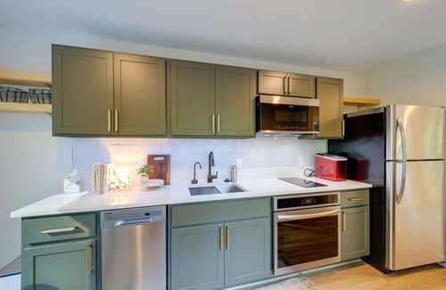 Bakersville Cabaña | Cozy & intimate cottage w/Luxurious Hot Tub at Blue Ridge Mountains countryside