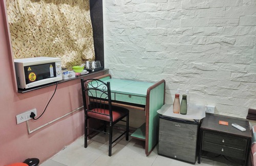 Juhu Casa | Cozy Ivory Room in Juhu, Mumbai.
