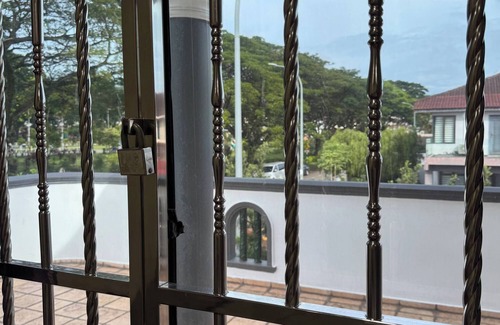 Taman Desa Tebrau Casa | Cozy Johor Bahru Home With Family Room and Unblock Balcony View