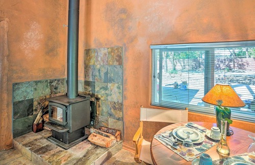 Junction City Cabaña | Cozy Junction City Cottage w / cubierta por Connor Creek!