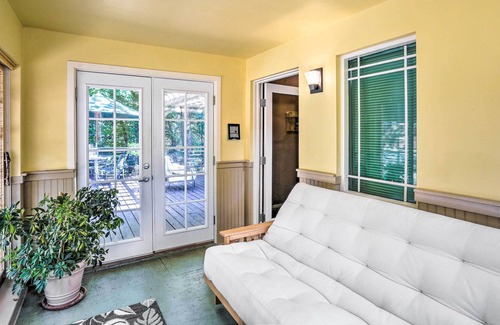Junction City Cabaña | Cozy Junction City Cottage w / cubierta por Connor Creek!