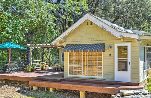 Junction City Cabaña | Cozy Junction City Cottage w / cubierta por Connor Creek!