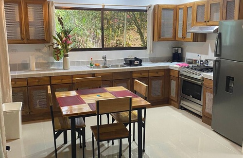Parrita Cabina | Cozy jungle cabin with WiFi and AC in beautiful Parrita