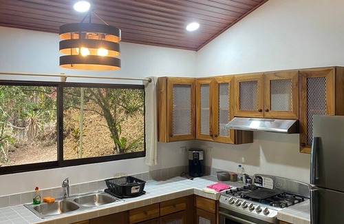 Parrita Cabina | Cozy jungle cabin with WiFi and AC in beautiful Parrita