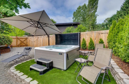 Kenmore Apartamento | Cozy Kenmore Vacation Rental with Shared Hot Tub!