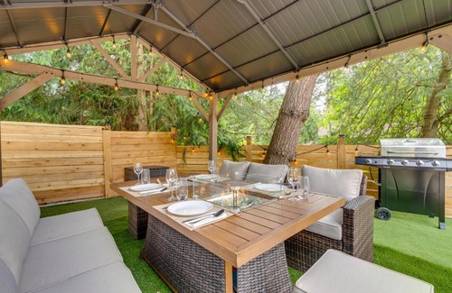Kenmore Apartamento | Cozy Kenmore Vacation Rental with Shared Hot Tub!