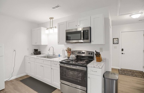 Halifax Apartamento | Cozy king apartment with luxurious amenities at Halifax Inn