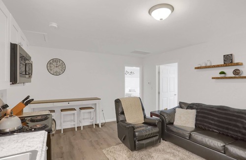 Halifax Apartamento | Cozy king apartment with luxurious amenities at Halifax Inn