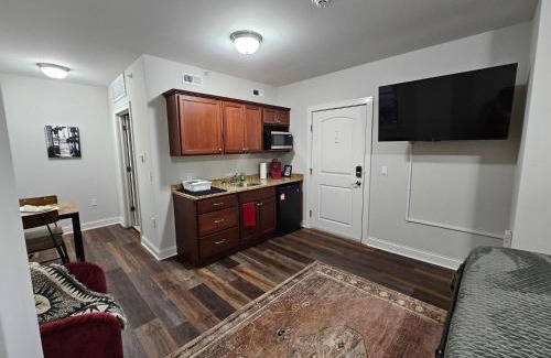 Champaign Apartamento | Cozy King Bed Stay at the Historic Inman - 201