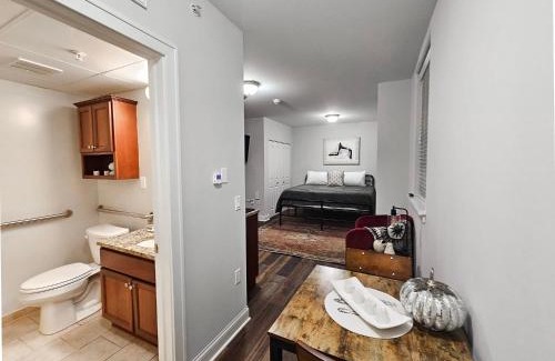 Champaign Apartamento | Cozy King Bed Stay at the Historic Inman - 201